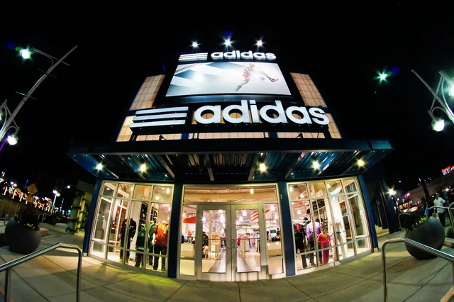 adidas, atlantic city, shopping, fisheye, store, shop, adidas, adidas, adidas, adidas, adidas. Brandarkitektur efter fusion: sådan samler man to brands