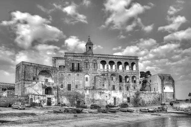 abbey of san vito, polignano a mare, puglia, italien. Brandidentitet: visuelle og verbale valg i danske virksomheder