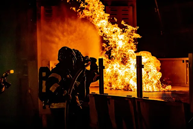 firefighters, firefighting, fire, dark, night, fire, fire, fire, fire, fire. Brandmåling med offentlige data: hvilke kilder findes?
